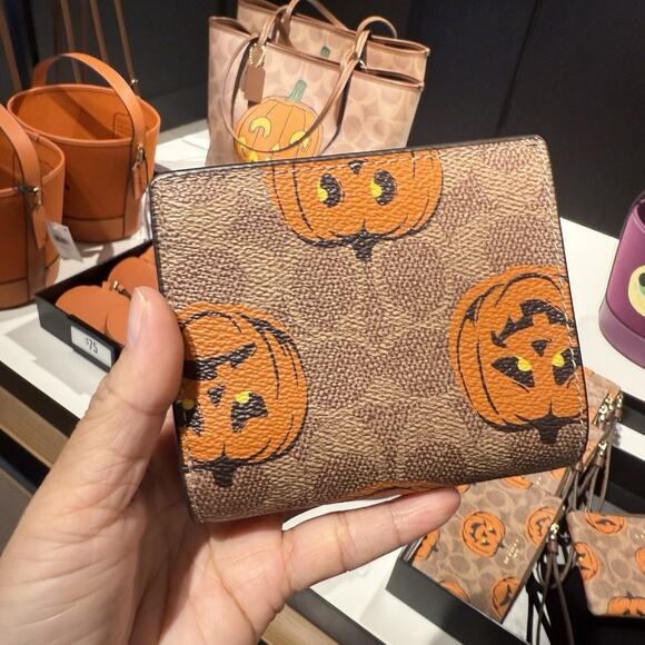 Last 2 ‼️COACH CCR19 Snap Wallet Signature Canvas Halloween pumpkin - Picture 3 of 6